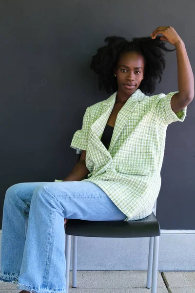 Retrato Uma Jovem Africana Sentada Uma Cadeira Vestindo Terno Casaco — Fotografia de Stock