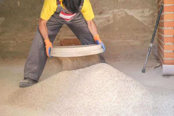 Jeune Ouvrier Construction Caucasien Tamisant Sable Lors Rénovation Une Maison — Photo