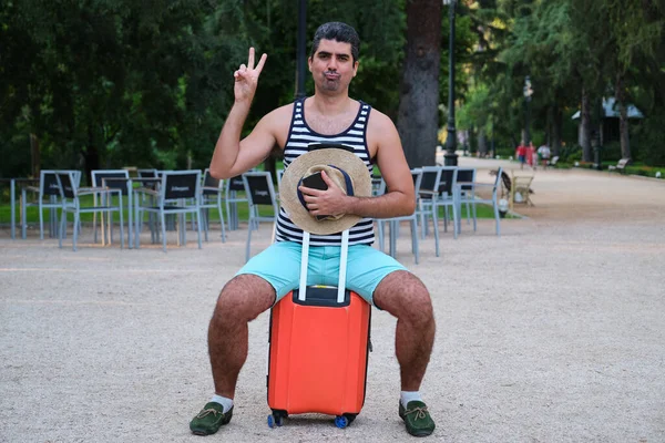Турист Робить Знак Перемоги Сидячи Колісній Валізі Парку — стокове фото