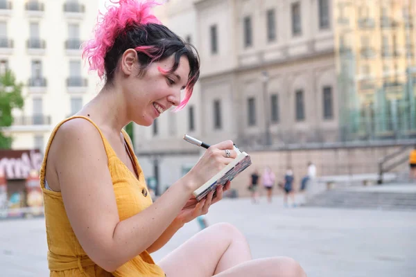 Junge Kaukasische Frau Mit Pinkfarbenen Haaren Sitzt Draußen Und Schreibt — Stockfoto