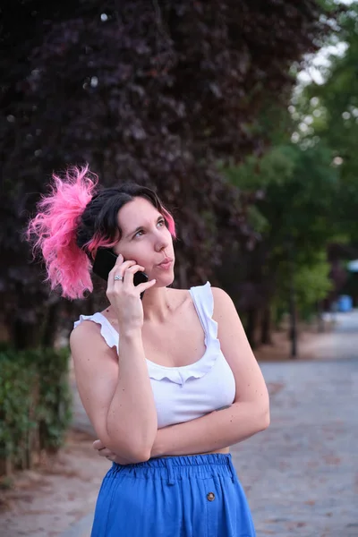 Mulher Caucasiana Jovem Com Cabelo Rosa Pensando Falar Smartphone Parque — Fotografia de Stock