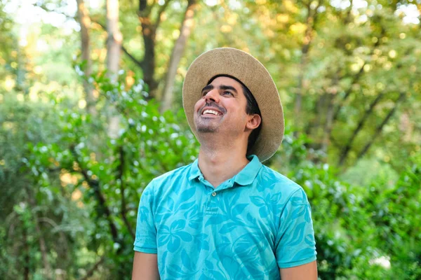 Hombre Sonriente Con Sombrero Paja Una Camiseta Azul Disfrutando Naturaleza — Foto de Stock