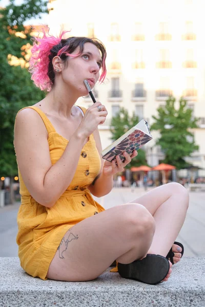 Mulher Caucasiana Jovem Com Cabelo Rosa Sentado Livre Pensando Com — Fotografia de Stock