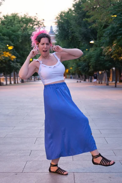 Jovem Caucasiana Com Cabelo Rosa Dançando Rua Com Fones Ouvido — Fotografia de Stock