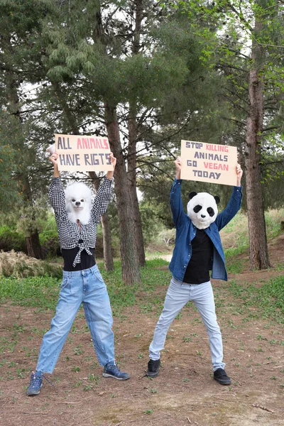 Протестующие-активисты в масках животных, чтобы подчеркнуть жестокость. — стоковое фото