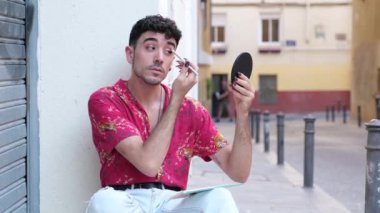 Sokakta kırmızı göz farı süren uzun takma tırnaklı beyaz bir genç..
