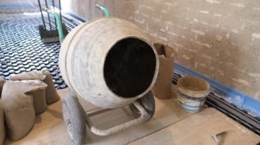 Beton karıştırıcı kullanılmaya hazır bir zeminde betonu karıştırıyor..