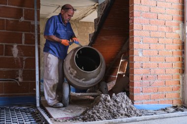 İnşaat işçisi betonu temizliyor..