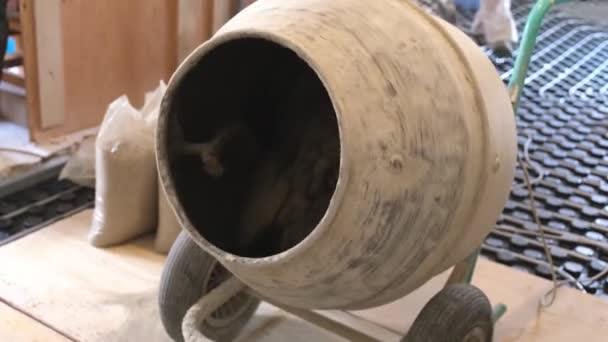 Бетонный смеситель, смешивающий бетон на сияющем полу, готовый к использованию. — стоковое видео