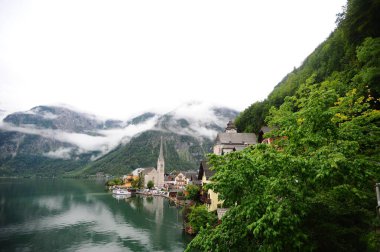Yüksek dağların ve sislerin arasında resim gibi bir yer.