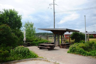 Finlandiya 'da piknik pistinin yanında, rahat rahat yemek yiyebileceğiniz, güzel bir masa ve bank bulabileceğiniz bir çardak.