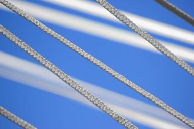 İpler mavi gökyüzüne karşı parlak renklidir..