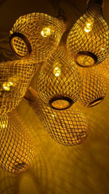 Güzel metalik ağ dokusuna sahip sıcak altın iplik ışıkları rahat ve şenlikli bir atmosfer yaratıyor.