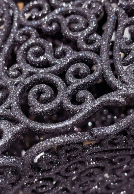 Makro, koyu gri parıltılı süsleme ve karışık barok filigran desenli.