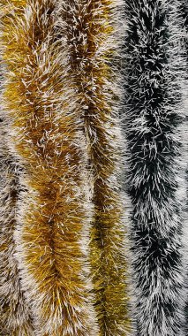 Altın sarısının soyut dokusu beyaz ve siyah çizgili bayram arkaplanı.