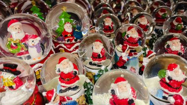 Noel Baba ve kış tatili sahnelerinin yer aldığı çoklu Noel kar kürelerinin görüntüsü