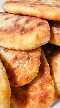 Geleneksel ev yapımı, kahverengi, kızarmış ya da fırında pişirilmiş hamur tatlısı.