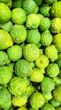 Yerel bir markette veya markette taze organik yeşil bergamot meyveleri ve dokulu cilt manzarası
