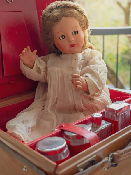 Boneka antik dalam koper vintage. — Stok Foto