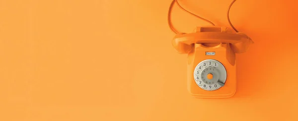 Un teléfono de línea vintage naranja. — Foto de Stock