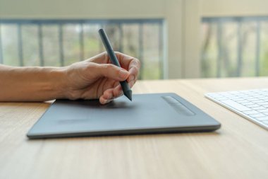 Grafik tableti kullanan video sanatçısı.