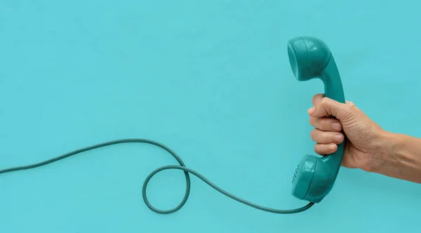 Un teléfono de línea vintage con una mano y fondo. — Foto de Stock