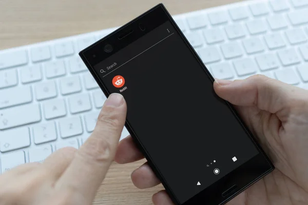Milán, Italia - 02 01 2020: Apertura de la aplicación Reddit para smartphone. — Foto de Stock