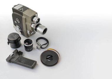 8mm 'lik makaralı ve aksesuarlı 8mm' lik klasik kamera..