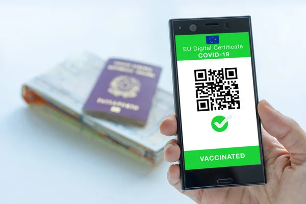 予防接種された記号とクワッドコードを持つスマートフォン用のEUデジタル証明書アプリ. — ストック写真