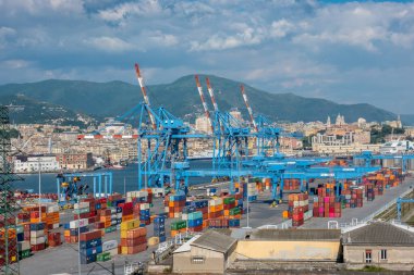 Ceneviz, İtalya - 06 06 06 2021: Ceneviz Limanı 'nın panoramik görünümü, İtalya.