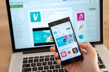 Milan, İtalya - 02 23 2021: Akıllı telefon için Vinted uygulaması kuruluyor.