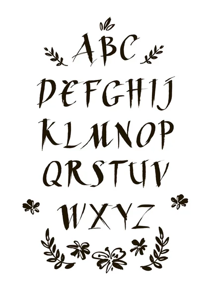 Fonte calligraphique à l'encre manuscrite. Lettrage moderne brosse. Alphabet dessiné à la main. Fleurs peintes à la main abstraites . — Image vectorielle
