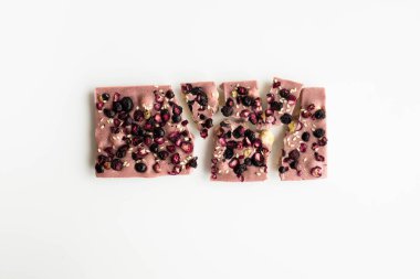 Kuru üzümlü ve beyaz arka Groyd 'a el yapımı Chokolate çarpıntısı. susam