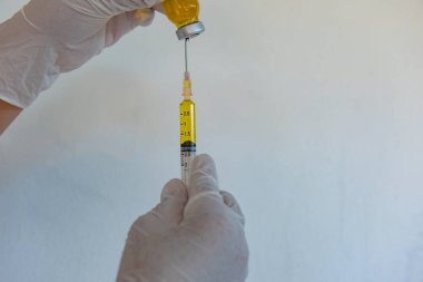 Elin resmi Coronavirus Covid-19 aşı şişesini tutuyor.