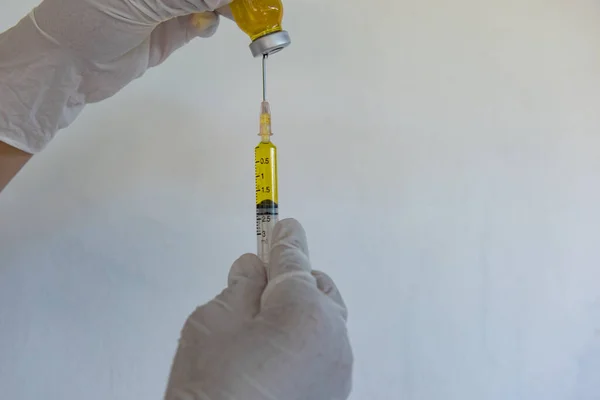 Elin resmi Coronavirus Covid-19 aşı şişesini tutuyor.