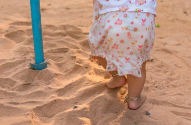 Çocuklar evdeki kumda oynamaktan hoşlandılar. Entellektüel gelişimi geliştirme kavramı.