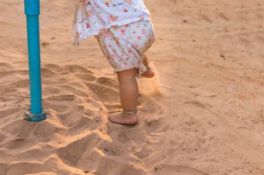 Çocuklar evdeki kumda oynamaktan hoşlandılar. Entellektüel gelişimi geliştirme kavramı.