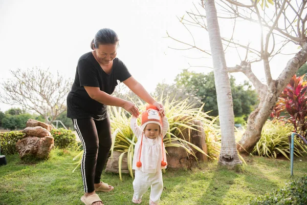 Niña Los Primeros Pasos Familia Feliz Bebé Aprendiendo Caminar Con —  Fotos de Stock