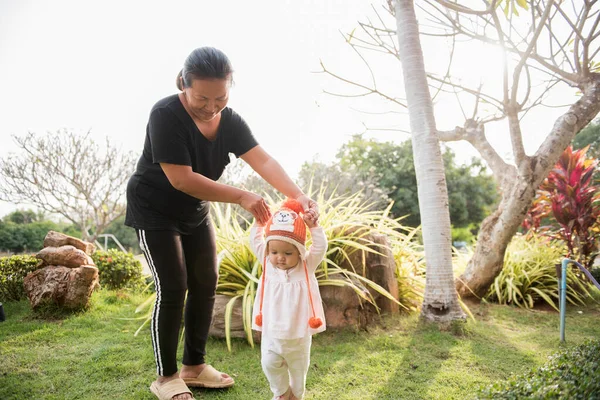 Little Girl Takes First Steps Family Happy Little Baby Learning — Stock Photo, Image