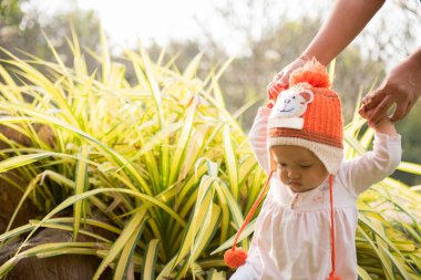 Küçük kızım ilk adımı atıyor. Aile mutlu küçük bebek evde annesiyle yürümeyi öğreniyor..