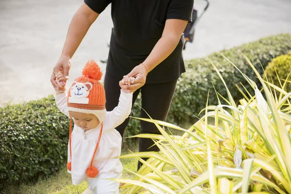 Niña Los Primeros Pasos Familia Feliz Bebé Aprendiendo Caminar Con —  Fotos de Stock