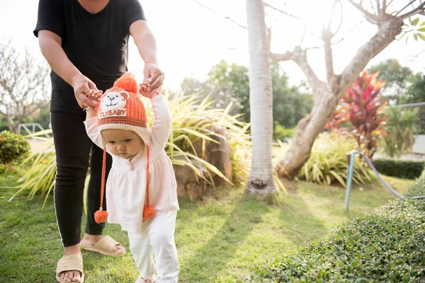 Little Girl Takes First Steps Family Happy Little Baby Learning — Stock Photo, Image