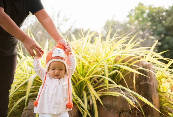 Niña Los Primeros Pasos Familia Feliz Bebé Aprendiendo Caminar Con — Foto de Stock