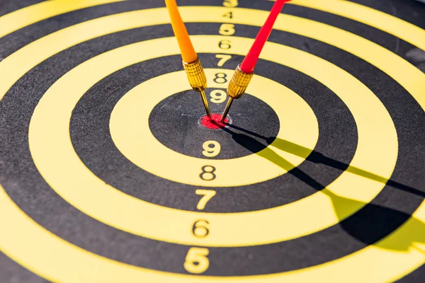 Het Dartbord Heeft Gele Rode Dartspelden Het Licht Dat Door — Stockfoto