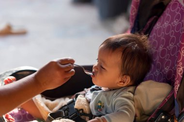 On bir ay boyunca genç bir kadın evinde kaşıkla mutlu mesut yemek yedi..