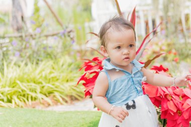 Kız arka bahçede yürümekten zevk alıyordu..