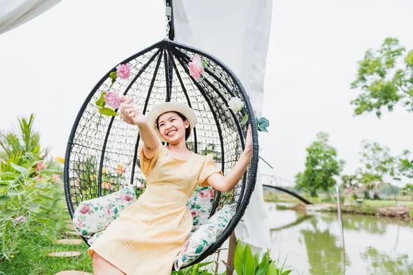Красивая Азиатская Женщина Делает Сердце Руку Знак Открытом Воздухе — стоковое фото