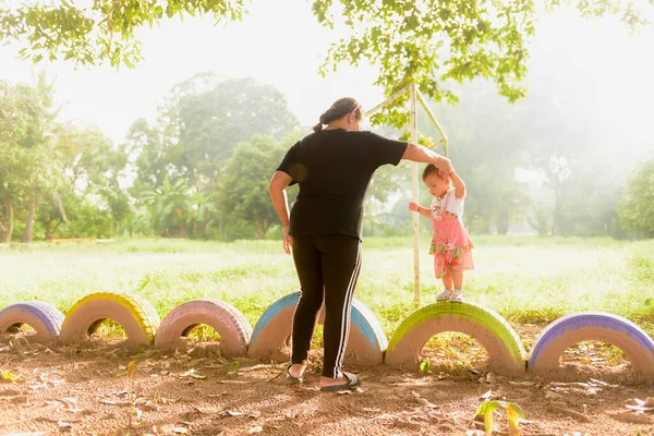 Siluetas Madre Hija Jugando Atardecer Fondo Cielo Nocturno —  Fotos de Stock