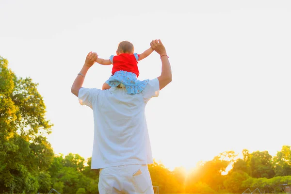 Father Dancing Shoulders Daughter Sunlight Father Travels His Baby His — Stock Photo, Image