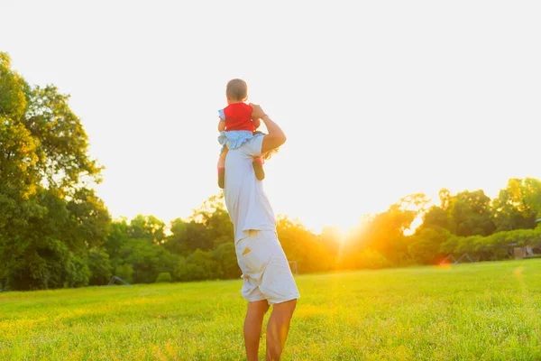 Pai Dançando Ombros Com Filha Luz Sol Pai Viaja Com — Fotografia de Stock